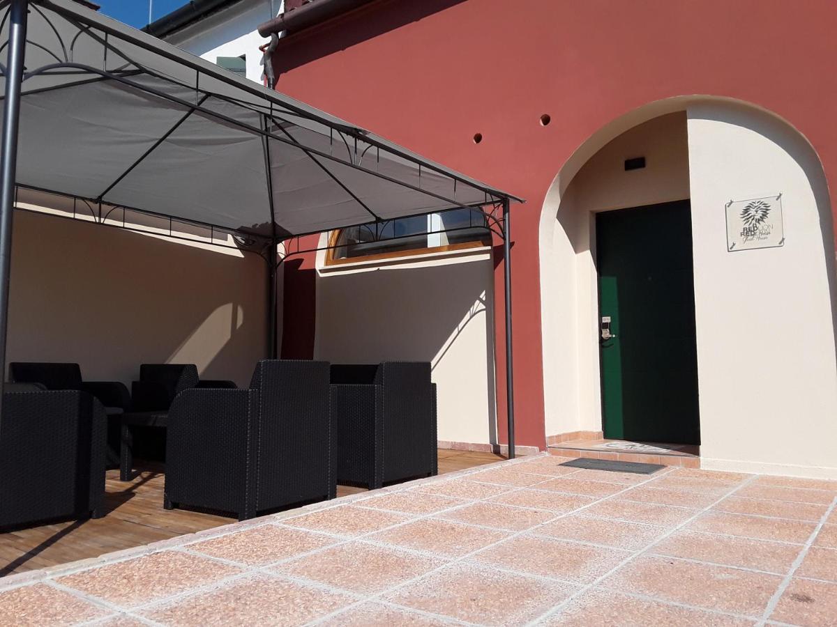Red Lion Guest House Местре Екстер'єр фото